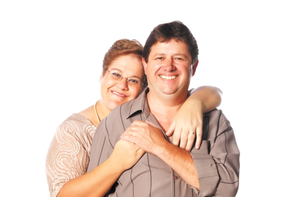 Abraço especial de hoje vai para o simpático casal, Leopoldo Medeiros e a conhecida boleira Hosana Posteraro Medeiros. Eles completaram 25 anos de união na última terça-feira. E mais: Ontem foi aniversário da Hosana e hoje quem muda de idade é o Leopoldo.